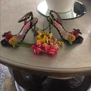 Betsey Johnson Shoes in Woman size 6!